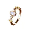 Anillo de banda fina de coloridas gemas en degradado de estilo suave Anillo de banda fina Anillo de banda fina Ovalado nácar combinado con circón amarillo Joyería de mano exquisita de nicho para el día a día