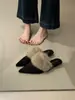 Versão em Pele de Cordeiro! Tamancos Fechados de Salto Grosso para Uso Externo 2026 Novos Tamancos Peludos Franceses de Calçar