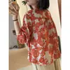 Camisa Casual Literária e Confortável de Algodão e Linho para Mulheres com Mangas Três Quartos Novo Estilo Verão 2025 Decote Exquisito Top com Estampa de Flores Grandes Retrô