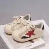 Tênis infantis com biqueira de concha 2026 primavera e outono novos tênis estilosos para meninos sapatos de estrela para meninas tênis esportivos casuais com sola macia