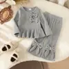 Conjunto de ropa para niñas de primavera y otoño: top gris de manga larga + pantalones acampanados con lazo, cómodos y versátiles, disponibles en stock