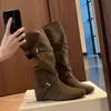Botas com Salto Interno de Couro com Fivela Empilhadas Femininas 2026 Nova Chegada de Outono Retro Maillard Versátil Emagrecedoras de Cano Alto Botas de Cavaleiro