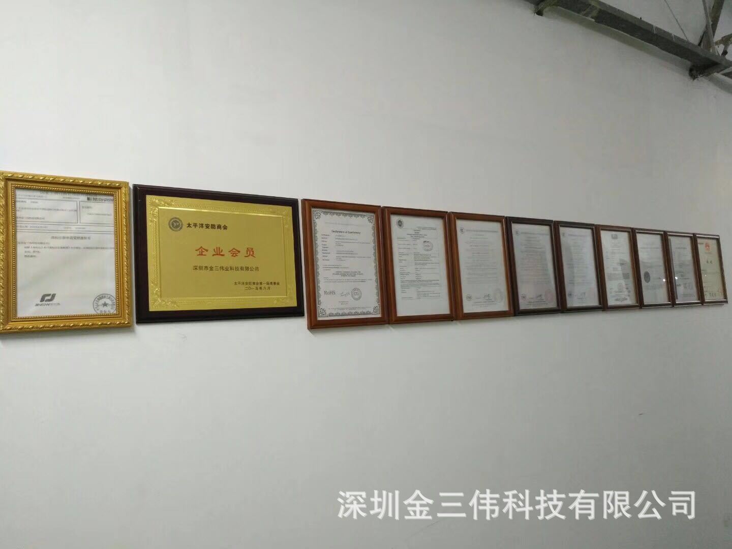 液晶显示器在设计上采用无机械排风扇来保持空气流通和散热，从而避免由于机械排风扇导致的灰尘和风扇噪音问题，当内部温度由于不明原因而升高时，显示器自动控制背光系统将温度保持在最高工作温度之下。