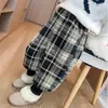 Pantalones de cuadros para niña con forro polar 2026 Nuevo estilo Moda infantil Elegantes para niña Pantalones casuales engrosados Estilo Otoño/Invierno