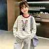 Camiseta listrada de manga longa 100% algodão para meninas 2026 novo estilo primavera e outono ins casual versátil top camada base infantil moderno