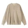 Suéter de mistura de lã de coelho com gola Henley, uma peça relaxada e estilosa para outono e inverno, com ombros caídos e tecido de malha versátil para o dia a dia.