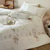 Juego de cuatro piezas fresco y sencillo 100S de algodón peinado con bordado delicado, algodón puro, funda de edredón, sábana y sábana bajera aptos para la piel para otoño e invierno