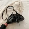 Moda Europea y Americana Bolso Cruzado de un Solo Hombro Bolso Cubo Hueco con Cordón 2025 Otoño Bolso Pequeño de Mano para Axila con Remaches para Mujer