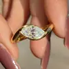Anillo de Zirconia Marquise Estilo Francés para Mujer, Diseño de Nicho de Lujo Ligero, Anillo Abierto, Sencillo y Versátil, Joyería de Moda para el Día a Día
