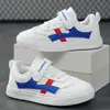 Zapatos Blancos para Niños 2026 Otoño Nuevo Estilo Superficie de Cuero Impermeables Zapatos Deportivos para Niños Medianos y Grandes Modernos Versátiles Suela Suave Zapatos para Correr