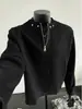 Camiseta Henley de manga comprida estilo americano para homens, adequada para primavera e outono, com ombros de caimento regular, tachas decorativas e projetada como uma peça de sobreposição de caimento limpo ou uma camada base