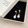 Brincos Elegantes Dourados em Forma de Gota com Pérola Estilo Francês para Mulheres, Sensação de Luxo Leve, Brincos Únicos de Alta Qualidade com um Toque de Sofisticação