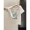 Verano 2026 Nuevo Top Básico de Camiseta Casual Relajado Ajustado de Manga Corta con Cuello Asimétrico y Estampado de Nicho para Mujer