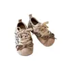 Tênis de treinamento alemão estilo coreano para meninas com estampa de leopardo, novos sapatos casuais de outono 2026 para meninas com velcro, sola macia, modernos