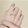 Anel de Liga com Diamante Sintético de Seis Garras para Mulheres, Simples e Fashionável Estilo Casal Zircônia Proposta Casamento Anel Aberto Atacado Anel de Casamento
