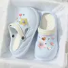 Novos tamancos de sola grossa que não cheiram, são antiderrapantes, respiráveis e têm um estilo fofo. Chinelo de exterior feminino que faz você parecer mais alta e pode ser combinado com decorações.