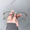 Armazón redondo de TR90, lentes de moda que hacen que tu cara se vea más pequeña, adecuados para usar sin maquillaje, mismo estilo que en Xiaohongshu, disponibles en tonos color té, versátiles, opciones de venta al por mayor y lotes mixtos