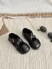 Sandalias de Verano para Niñas Xshx Estilo Británico Diseño Tallado Brogue Punta Redonda Velcro Primavera/Verano Transpirables Goma Suela Suave para Niñas