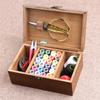 Caja de Costura Doméstica Kit de Costura de Madera Maciza Herramientas Pequeñas Portátil Multifuncional Set de Agujas de Coser Dormitorio de Estudiantes