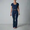 Conjunto de yoga sin costuras cuello en U ajustado transpirable manga corta deportivo Pilates pantalones acampanados para mujer