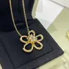 Colar Flor de Renda Nova Trevo de Quatro Folhas de Van Gogh para Mulheres, Versão de Luxo V Ouro Corrente para Clavícula Girassol, Moderno e Versátil, Luxo Leve