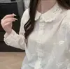 Camisa blanca bordada de estilo suave para mujer, nuevo modelo 2026, de manga larga, corte holgado, versátil, adelgazante y elegante