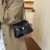 Bolsa de corrente super moderna tipo balde para mulheres, nova coleção 2026, luxo leve, design de nicho, toque de alta qualidade, bolsa de ombro plissada, bolsa transversal, bolsa em formato de nuvem