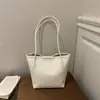 2026 Bolso de mano tejido simple de moda nueva para mujer, estilo retro ligero de otoño, bolso de hombro para vacaciones y uso diario