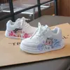 Novos Sapatos Infantis Primavera/Verão 2026: Sapatos Esportivos Casuais Respiráveis de Couro com Malha para Meninos, Tênis da Moda e Confortáveis para Meninas Estilo Coreano