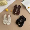 Sandalias Cuadradas Decoradas con Metal Estacionales de Primer Encuentro para Mujer, Tacón Grueso, Antideslizantes, Simples y Elegantes, Nuevo Artículo de Verano