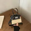 Bolsa Feminina Pequena Quadrada Retrô Fashionável de Mão com Fivela de Cadeado Novo Estilo 2026 Simples e Elegante Texturizada de Ombro Único Transversal de Mão