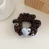 Scrunchie xadrez marrom e bege estilo coreano, lenço quadrado, botão em formato de coração, elástico de cabelo estilo preppy retrô, presilha de cabelo e acessórios de cabelo