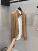 XINSHAN, una marca conocida por su estilo "old money", presenta una nueva colección para principios de otoño de 2026: un cárdigan de punto ligero de manga larga diseñado para parecer un conjunto de dos piezas