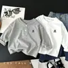 Nueva camiseta de manga larga con cuello Henry para niños, niños y niñas, holgada y versátil, estilo coreano y británico, adecuada para primavera y otoño