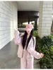 Conjunto esportivo casual de moletom rosa para mulheres, modelo novo 2026, look estiloso para o início do outono, conjunto de três peças, estilo coreano