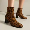 Novas botas femininas britânicas outono e inverno 2024 estampa de leopardo botas curtas estilo martin botas de salto alto grossas 40-44 tamanho grande botas de comércio exterior