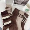 Calcetines Marrones para Mujer, de Longitud Media hasta la Pantorrilla, Modernos y a la Moda, Versátiles, Estilo Mori, Estilo Japonés, Calcetines Largos Gruesos a Rayas, Estilo Ins Premium