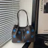 2026 Bolsa de Ombro/Axila Feminina Casual Nova Tendência Moda Fresca Simples Criativa com Bolinhas Grandes Texturizada