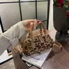 Mini Bolsa Boston de Bolinhas e Estampa de Leopardo para Mulheres Outono 2026 Vintage Camurça Compacta Transversal Cilindro