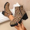 Botas Chelsea Martin quadradas de salto alto tamanho grande para mulheres, adequadas para uso ao ar livre, novo modelo outono/inverno 2026, estilo europeu e americano, estampa de leopardo, com fivela de cinto, botas curtas casuais