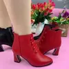 Botas femininas de couro macio 2026, novas, com salto grosso vermelho, forradas com fleece, botas curtas estilo Martin para outono e inverno com zíper lateral, sapatos de couro de salto baixo