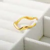 Versión coreana de anillo pequeño fresco de acero inoxidable forma de ola anillo para mujer anillo anillo de apertura ajustable artículo en stock