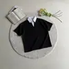 Estilo Intelectual Conjunto de Duas Peças Loka Tecido Air Layer Camiseta de Manga Curta para Homens e Mulheres, Listrada com Decote V, Versátil Estilo College, Estilo Old Money, Verão