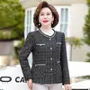 Moda nueva de primavera y otoño para mujeres de mediana edad y mayores, top jacquard para madres, chaqueta corta de cuadros para mujeres petite