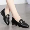 Sapatos de Couro Pequenos Populares Branco Macio Pé de Grua, Sapatos Slip-on Versáteis para Mulheres, Primavera e Outono, Uso Bidirecional, Tênis Branco