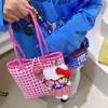 HD728A04 Bolso de Paja Tejido Hueco Rosa de Niña con Colgante de Hello Kitty para Compras Casuales y Sesiones de Fotos, Bolso de Hombro