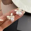 Aretes de Perla con Moño de Aguja Plateada para Mujer, Diseño de Nicho, Estilo Vintage Simple, Versátiles y Elegantes, Aretes de Alta Gama
