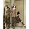 Otoño e Invierno Estilo Suave Nuevo Moda para Mujer Cuello Redondo Camiseta Básica Versátil Suéter Falda Conjunto de Tres Piezas Tendencia