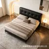 Cama de lujo ultradelgada de cuero estilo italiano minimalista moderno, una cama para dormitorio principal grande, una cama de bodas elegante, una cama doble con cabecero