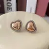 Pendientes Metálicos Geométricos Hexagonales con Forma de Corazón 2026 Nuevo Estilo Popular Pendientes de Alta Gama con Colores Contrastantes y Accesorios para Orejas con Forma de Corazón Incrustados de Diamantes